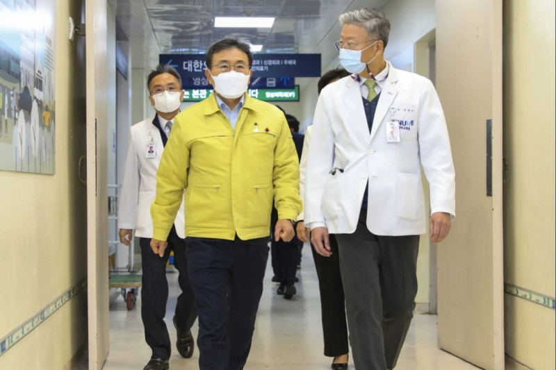 南韓中央防疫對策本部今（25）日通報新增3,938例，且近8成個案在首都圈，其重症患者病床使用率已逼近83.9%。   圖：翻攝南韓中央防疫對策本部官網