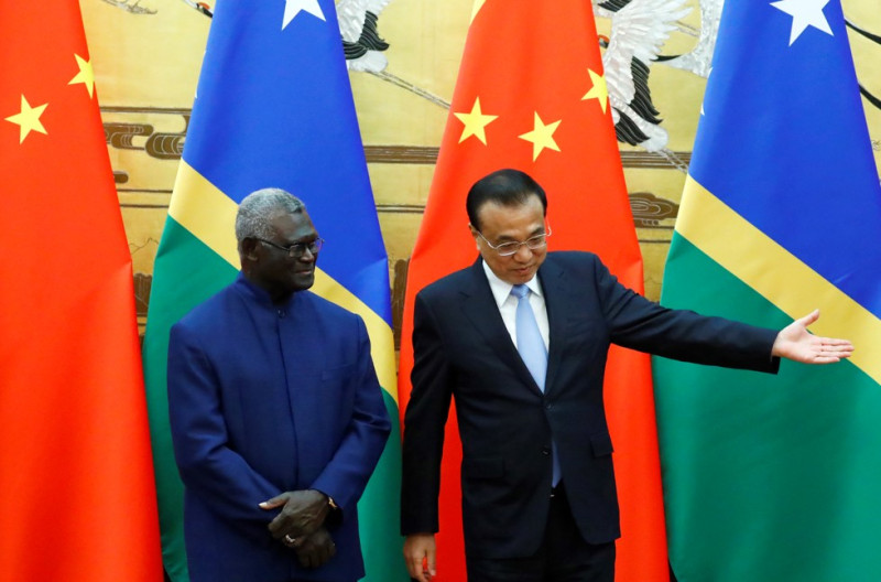 索羅門總理蘇嘉瓦瑞（Manasseh Sogavare）(左) 與中國國務院總理李克強。（資料照）   圖：美聯社／達志影像