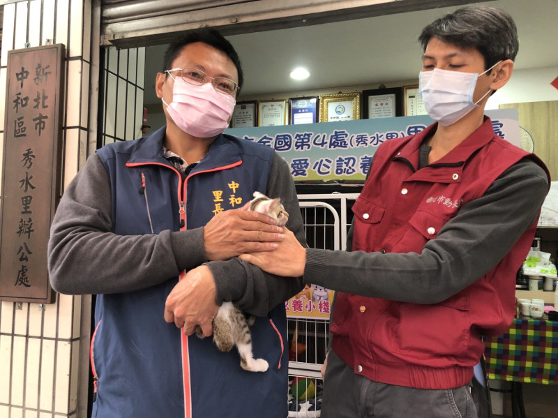 里長陳炳男（左）及中和動物之家獸醫師黃繼霆。   圖：新北市動保處提供