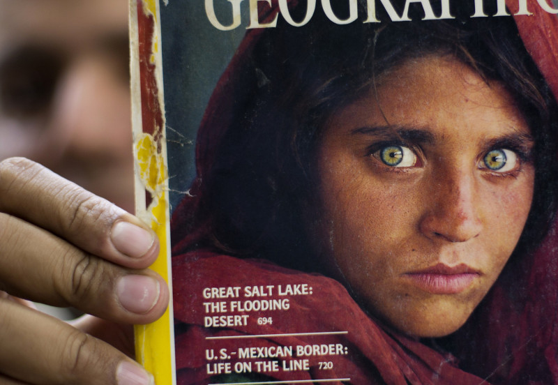 「國家地理雜誌」經典照片中，一名中東少女以「綠色眼睛」吸引讀者目光。   圖：達志影像/美聯社