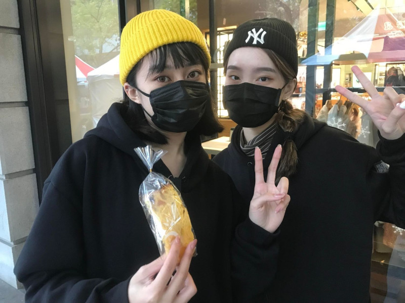 試吃民眾陳小姐（左）表示在物價高漲的現在不會花2000元買一顆麵包。   圖：張柏源/攝