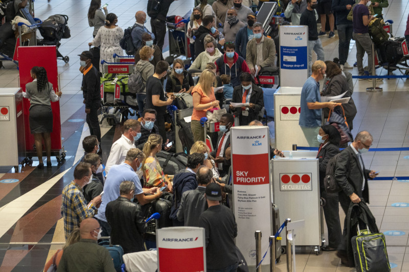 Omicron病毒爆發，南非（South Africa）約翰尼斯堡國際機場（JNB）出現民眾搶搭班機的離境潮。美國紐約州在出現5例Omicron病例後，也加強機場管制。   圖：達志影像/美聯社