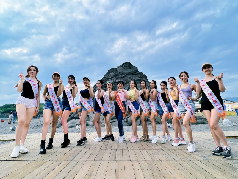 第11屆台灣小姐大會參賽佳麗，到旗津黑沙玩藝節現場。   圖：高雄市觀光局提供