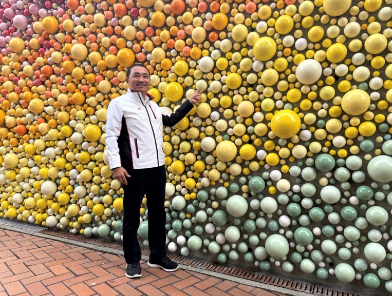 二萬顆陶球打造的「許願糖果牆」，如彩虹般展現市民朋友的心願。   圖：鶯歌陶瓷博物館提供