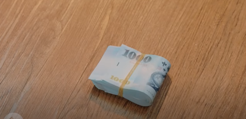 Jully離職喬瑟夫丟出一疊鈔票。   圖：翻攝自喬瑟夫YouTube頻道