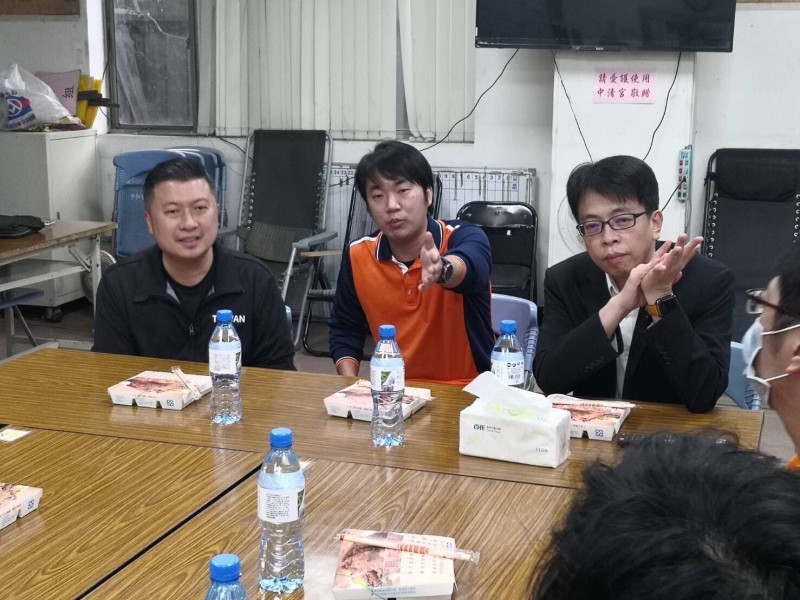 新北市議員張志豪（左）、環保局長程大維（右）聽取中和清潔隊意見。   圖：新北市議員張志豪提供