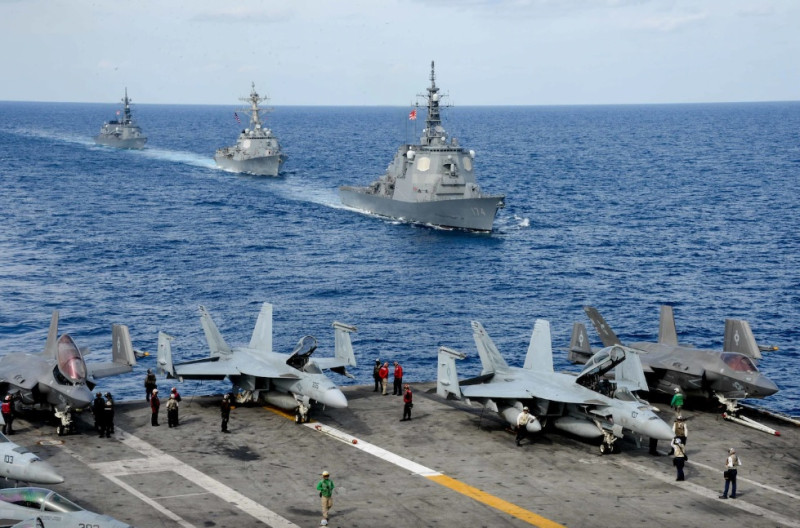 美軍對中國採取戰略威懾，圖為日本霧島號護衛艦、大波號護衛艦第2代與美軍斯托克代爾號驅逐艦隨行卡爾文森號，在菲律賓海進行聯合海上軍事演習。   圖：翻攝自美國海軍官網