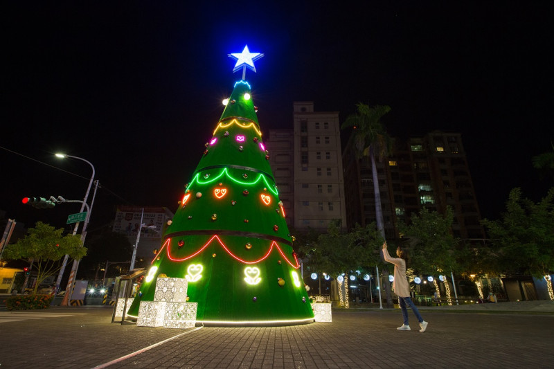 新營文化中心聖誕樹-幸福的串連。   圖：台南市政府／提供