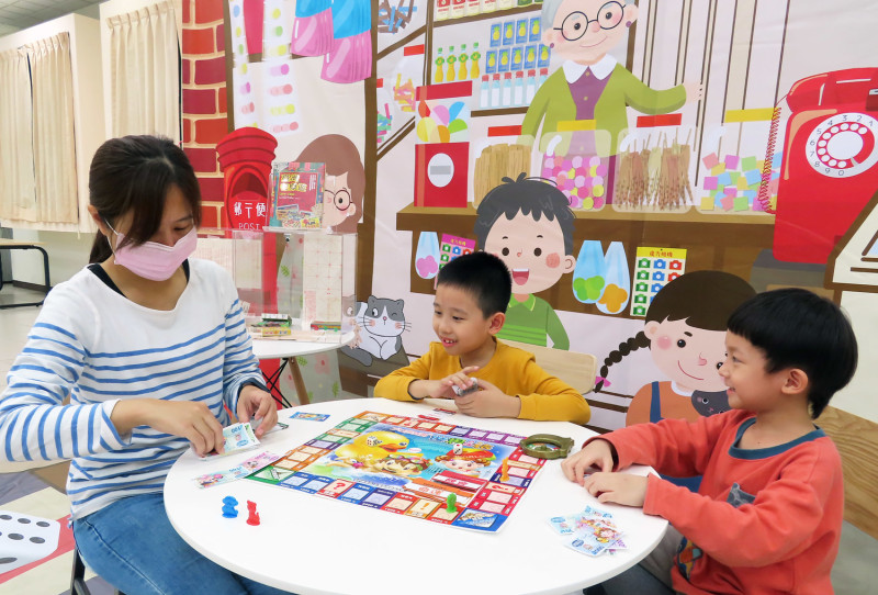 近來「桌遊」在台灣逐漸吹起一股熱潮，經典桌遊「大富翁」也曾是許多人的童年回憶。   圖：新北市立圖書館提供