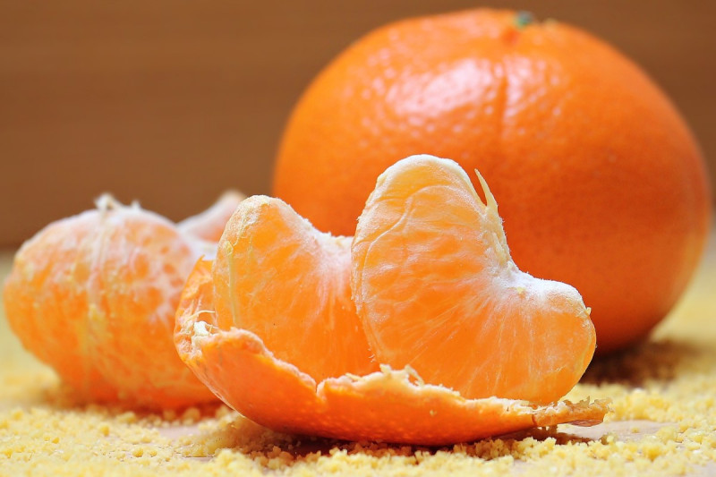 冬天是柑橘類盛產的季節，如何能吃到水分飽滿又甘甜的橘子，內行人分享挑選時的「4大關鍵」。   圖：截取自pixabay