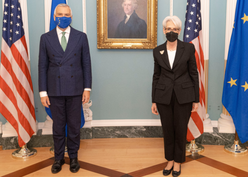 美國副國務卿謝爾曼（右）與歐盟對外行動署秘書長桑尼諾（左）2日進行會晤。   圖：翻攝自謝爾曼推特