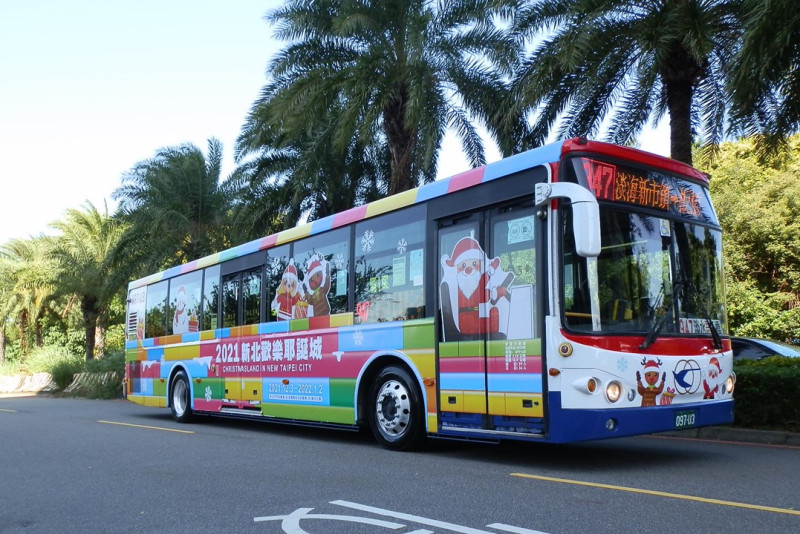 配合新北歡樂耶誕城活動開跑，市府交通局將公車採繪成「積木公車」，融合了聖誕老人、麋鹿、雪花、拼接積木圖樣。   圖：新北市交通局／提供