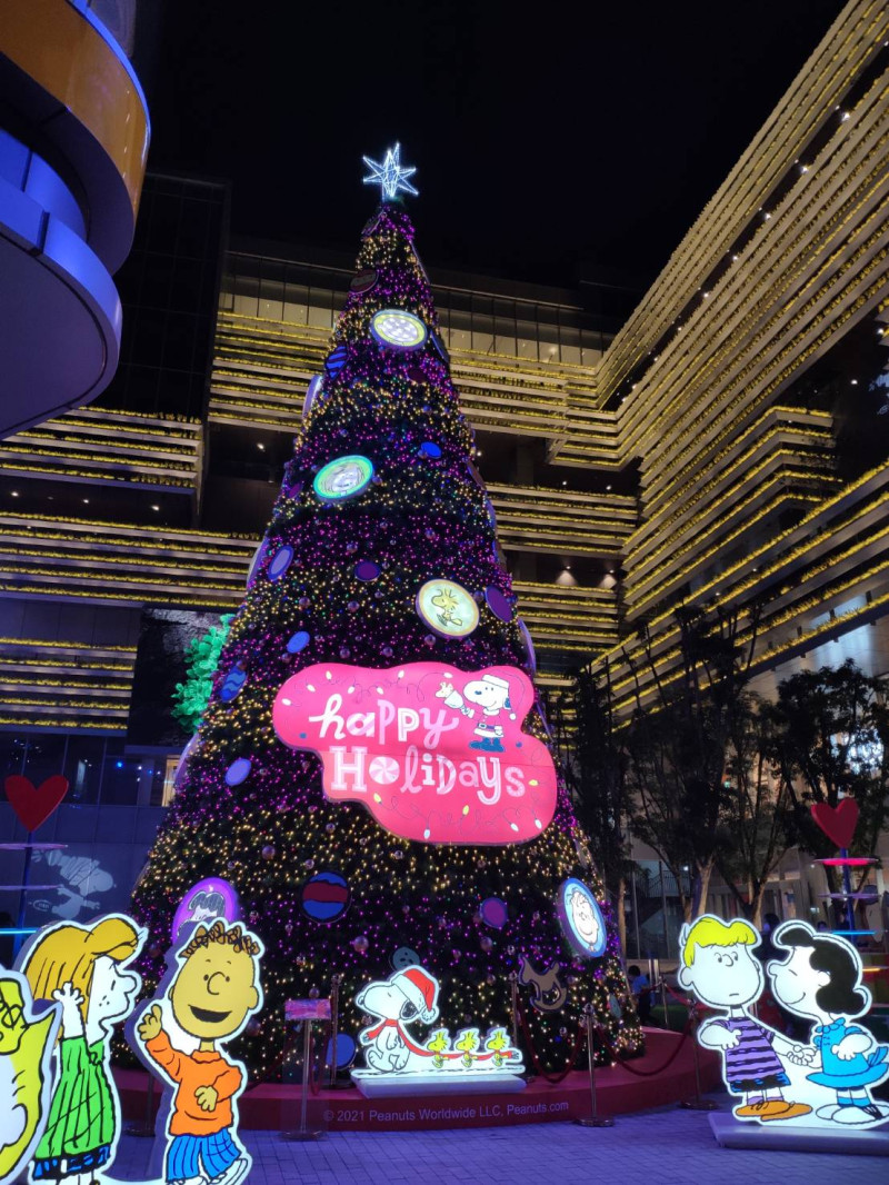 台南南紡購物中心有一個13公尺高的史努比聖誕樹。   圖：姚彥宇／攝影授權