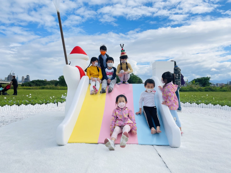 可以在河濱公園感受到雪白的耶誕氣氛。   圖：新北市水利局提供