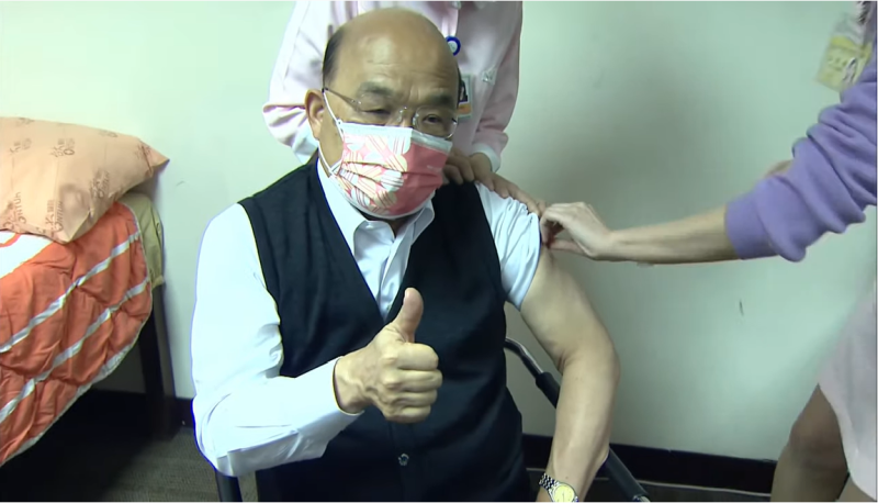 行政院長蘇貞昌今(6)日於台大醫院接種完第二劑AZ疫苗後比讚。   圖：擷自直播畫面