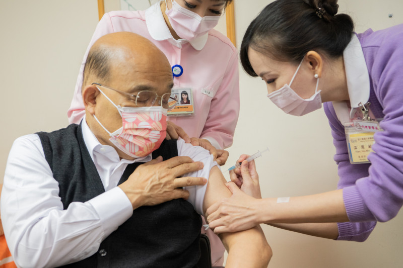 行政院長蘇貞昌今(6)日再度挽袖於台大醫院接種第二劑AZ疫苗。   圖：行政院提供