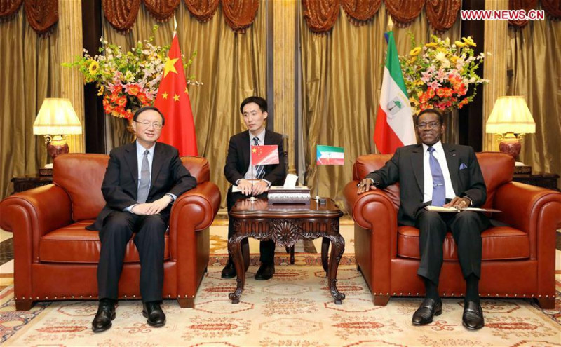 中國政治局常委楊潔篪 (左) 於2019年與時任幾內亞總統馬拉波舉行會談。   圖 : 翻攝自新華網