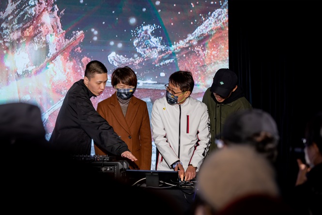 新北市副市長陳純敬（右2）與新北市局長龔雅雯（左2）在「波響—AudioVisual數位音像表演」化身特別DVJ。   圖：淡水古蹟博物館提供