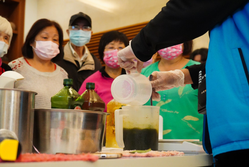 童話世紀社區進行手工茶皂教學。   圖：林口區公所提供