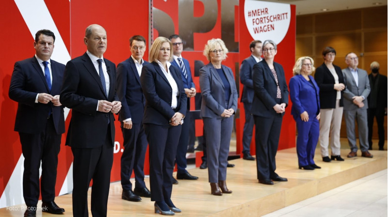 德國新聯邦總理蕭茲（前排左一）與社會民主黨籍的新內閣首長   圖：翻攝自蕭茲推特