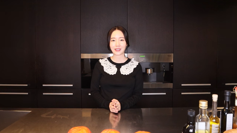李貞賢今(7)日在個人YouTube頻道宣布懷孕的好消息。   圖：翻攝自YouTube/이정현의 집밥레스토랑 Home Cooking with JH