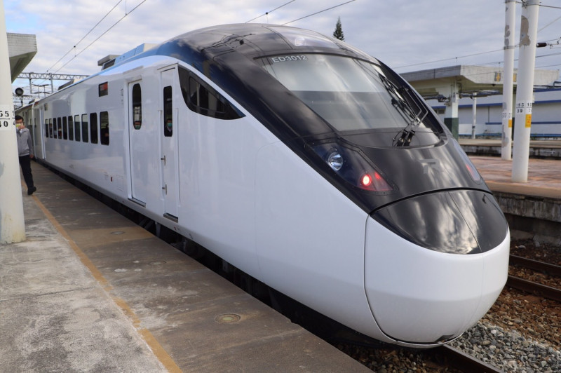 台鐵EMU3000型城際列車今日正式投入營運（資料照）。   圖：交通部／提供
