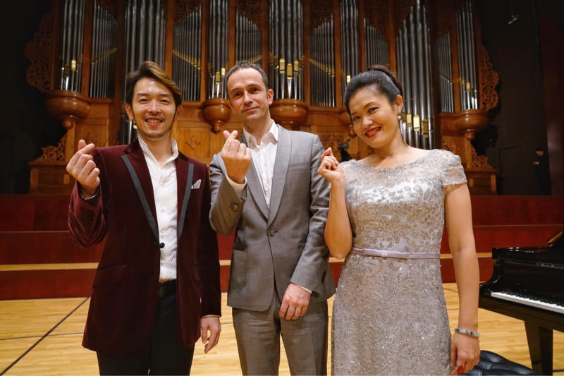 鋼琴家嚴俊傑（圖左起）、法國管風琴管風琴家 Frédéric Rivoal、女高音黃莉錦三人合影。   圖：郭芝苑音樂協進會提供/張良一拍攝