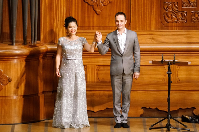 法國管風琴家Frédéric Rivoal與女高音黃莉錦共同謝幕。   圖：郭芝苑音樂協進會提供/張良一拍攝