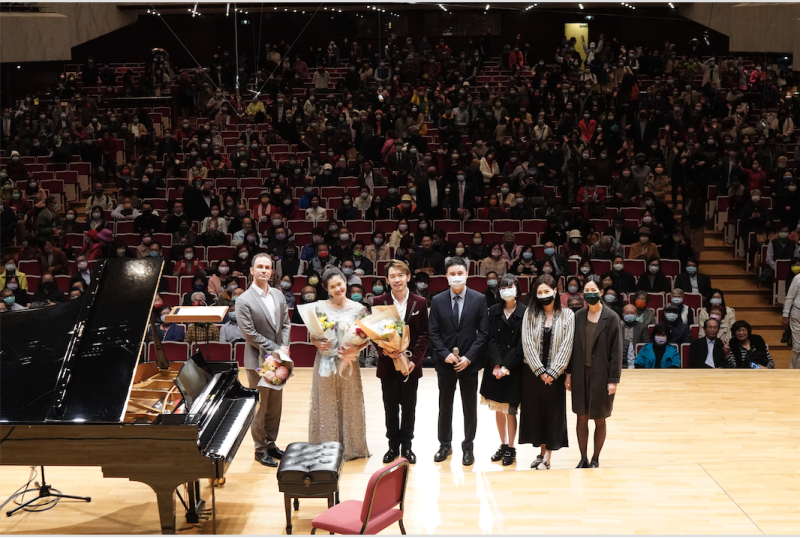 法國管風琴管風琴家Frédéric Rivoal（左一）女高音黃莉錦（中）、鋼琴家嚴俊傑（左三）三位演奏家、作曲家郭芝苑孫子們與觀眾大合照。 圖：郭芝苑音樂協進會提供/張良一拍攝