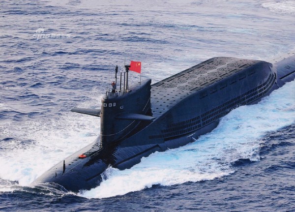 解放軍09Ⅳ戰略核潛艦帶有巡航導彈垂直發射管，為搭載「巨浪-2」型潛射洲際彈道飛彈，造就特殊的「龜背」設計。   圖：翻攝新浪軍事(資料照片)