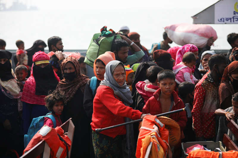 美國官員表示，拜登政府正式認定，緬甸軍政府對羅興亞少數民族鎮壓構成「種族滅絕」與「危害人類罪」。（圖為羅興亞難民等待從海軍艦艇下船）   圖：達志影像/路透社（資料照）