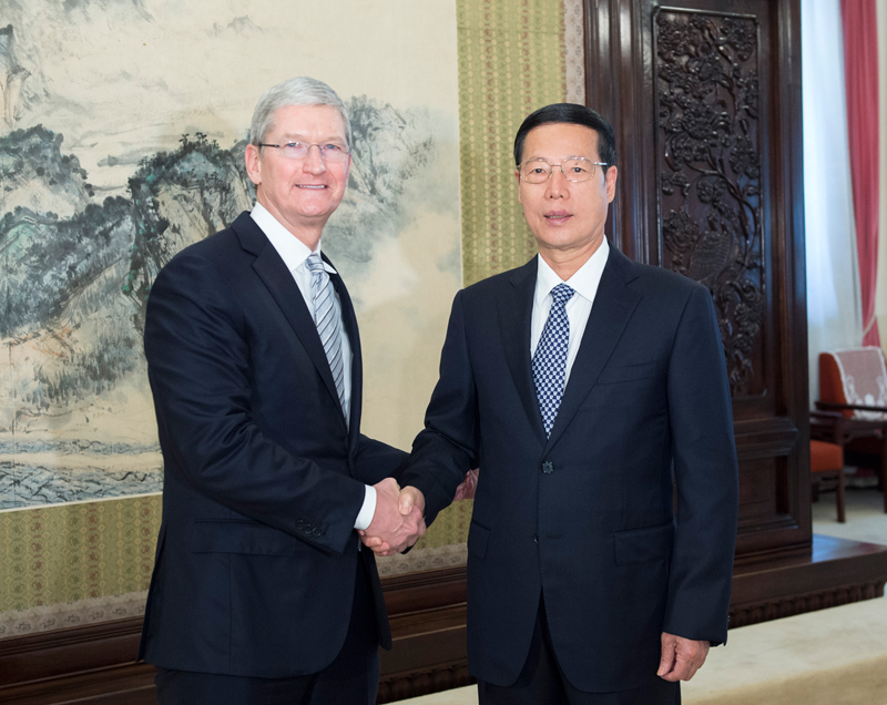 2016年5月親赴中國「滅火」後，蘋果執行長庫克（左）在同年8月，再度前往中國，與時任中國國務院副總理張高麗在北京會面，顯見高層對秘密協議已經點頭。   圖：翻攝自中國政府網