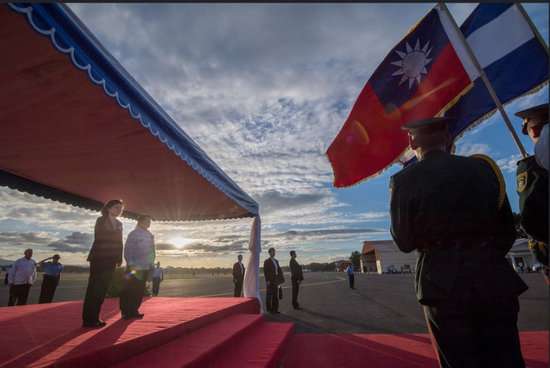 台尼關係生變，令國際意外，值此4大公投登場之際，台灣更要小心行事。圖為總統蔡英文（左）2017年1月訪問尼加拉瓜。   圖：總統府提供