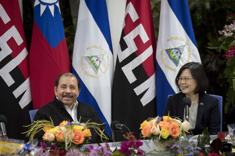 蔡英文總統（右）2017年1月率團訪問尼加拉瓜，與尼國總統奧蒂嘉（左）進行雙邊會談。   圖：總統府提供