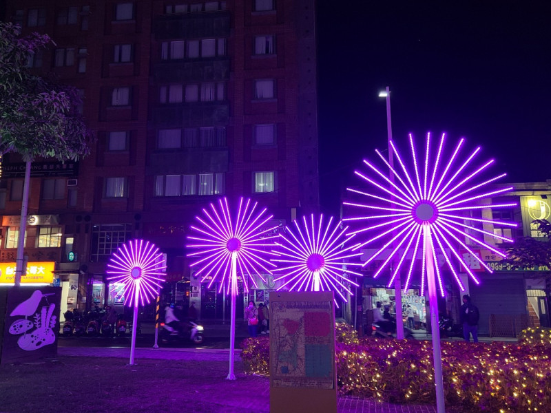 淡水老街廣場-愛在煙花燈飾。   圖：淡水區公所提供
