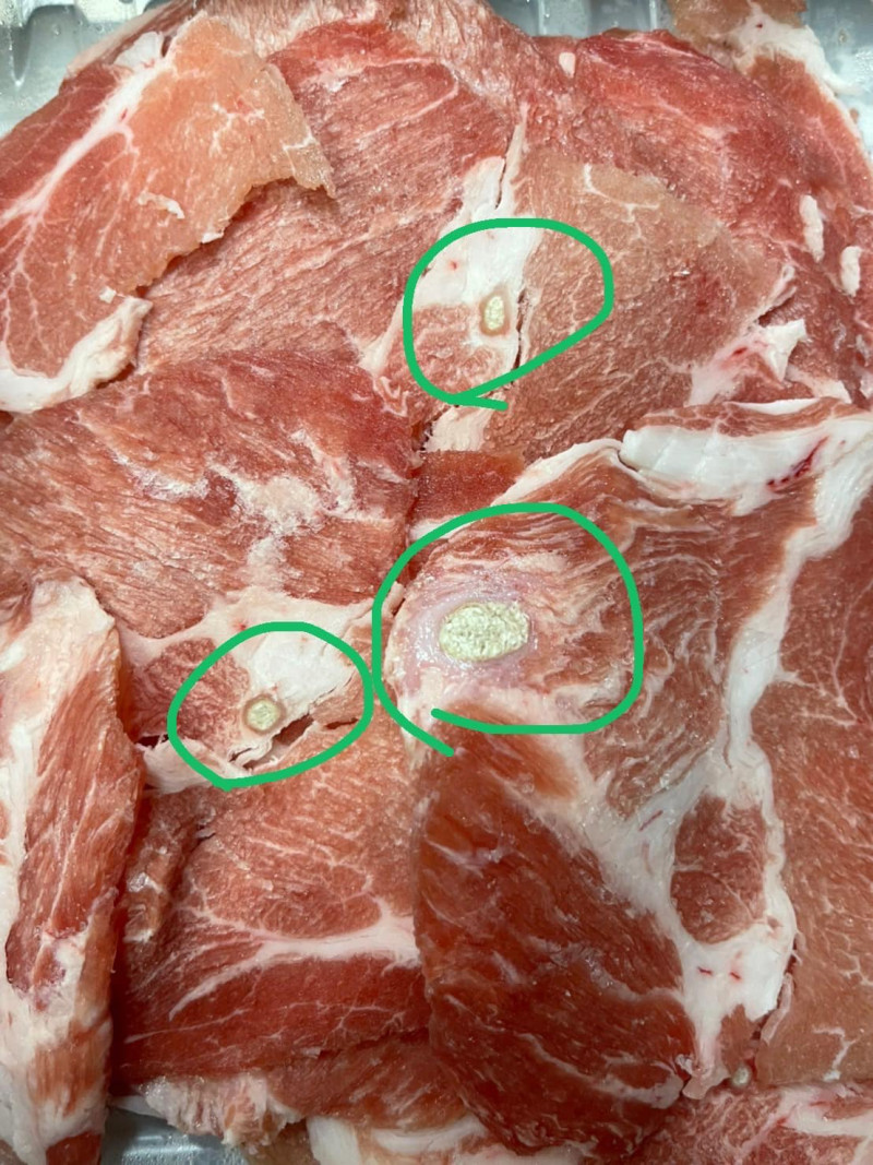 民眾於COSTCO好市多購買的豬肉上面冒出「白色粉瘤」。   圖：翻攝自臉書「COSTCO好市多 商品消費心得分享區」