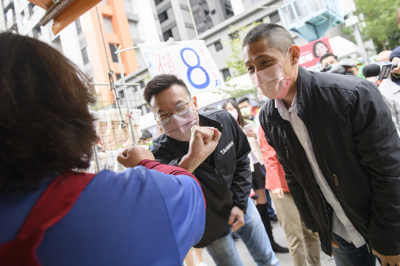 林飛帆（左）與吳怡農（右）今天上午到台北市濱江市場宣傳公投案   