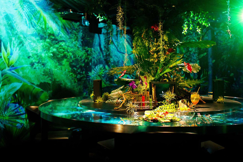 餐廳光雕藝術以森林為故事主軸，用餐者將在叢林般的奇幻空間內。   圖：東京觀光事務所台灣辦事處／提供