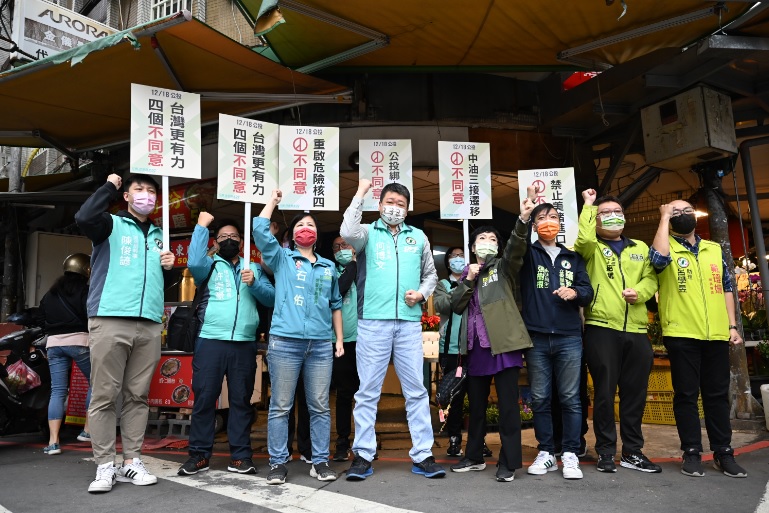 民進黨新北市黨部赴市場宣講公投四個不同意。   圖：民進黨新北市黨部提供