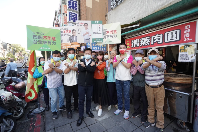 趙天麟(前排左三)率隊在三和市場公投宣傳。   圖：民進黨高雄市黨部／提供