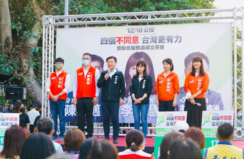 趙天麟(左三)與李雅慧舉辦公投說明會。   圖：趙天麟服務處提供