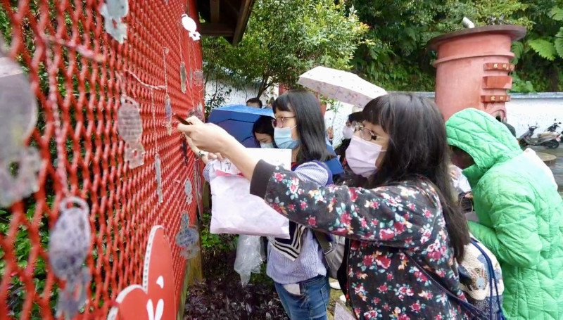 這次活動是壓軸場，特地藉由有「紅喜神」之稱的月老祈福儀式，及經加持的「新北月老紅線」，期盼為未婚男女吸引全方位好緣份。   圖：新北市民政局提供