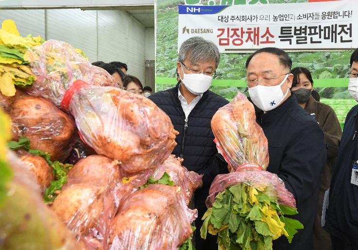 韓國經濟副總理兼企劃財政部長官洪楠基(右前)。   圖：翻攝自韓國企劃財政部推特