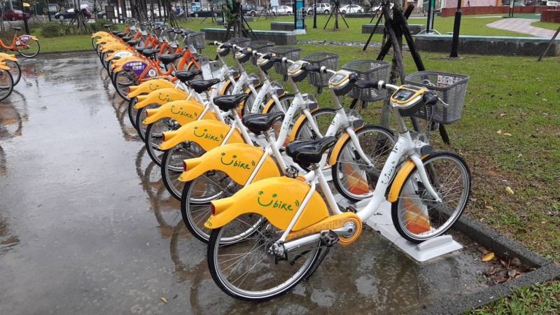 新北市騎往台北市的民眾需改用YouBike 2.0，後續也將針對跨市騎乘頻繁的民眾傳送簡訊提醒。   圖：新北市交通局提供