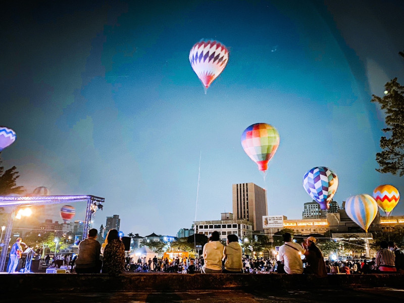 「霓虹派對 NEON PARTY 2.0」有空飄熱氣球助陣。   圖：高雄市觀光局提供