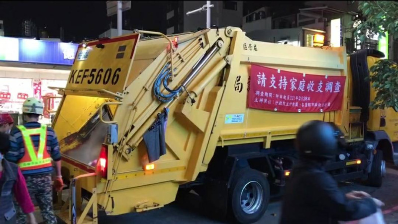陳其邁透過垃圾車廣播提醒市民參與公投。   圖：高雄市政府提供