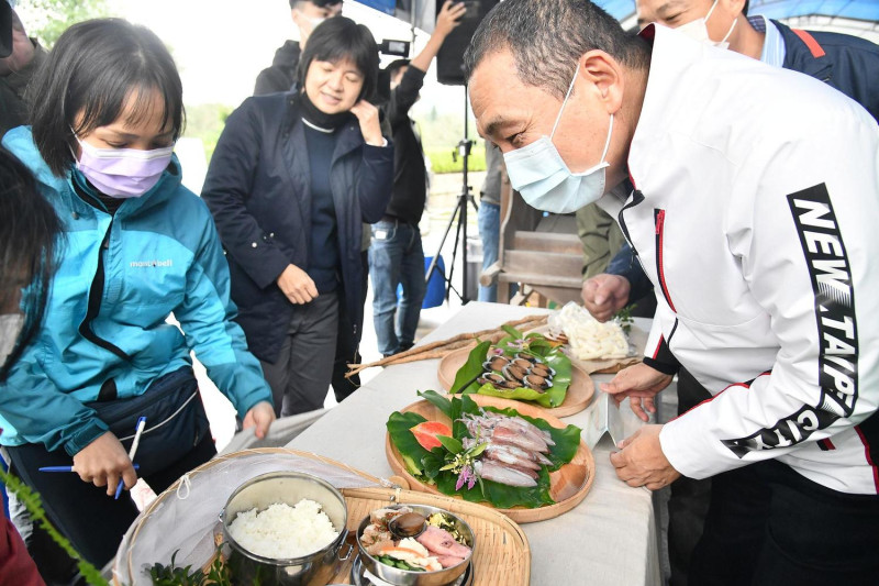 「友善野鳥飯包2.0」採用羽豐米，更將貢寮鮑、山藥、小卷、紫菜等東北角特色農漁產品納入便當菜色。   圖：新北市新聞局提供