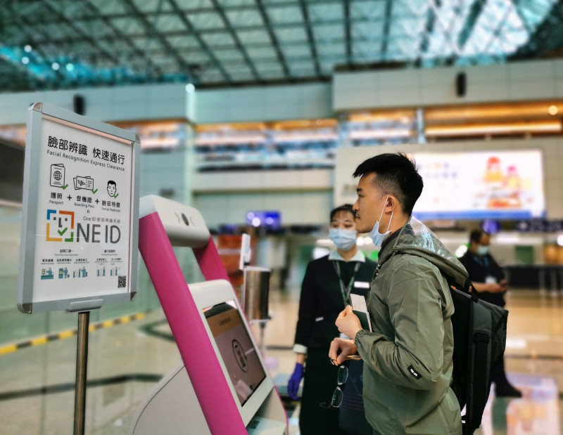 旅客可於自助報到機拍攝照片建置資料，以試用「One ID臉部辨識系統」通關。   圖：桃園機場公司／提供