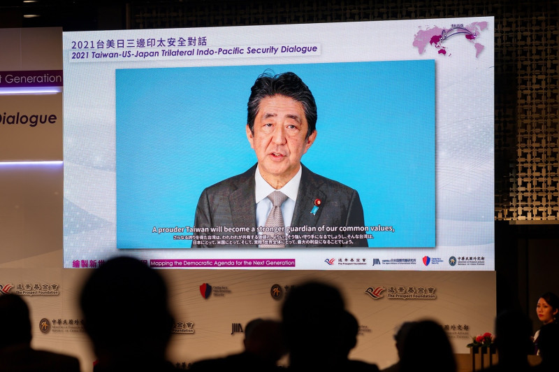 日本前首相安倍晉三以錄影方式在「2021年台美日三邊印太安全對話」發表談話   圖：總統府提供