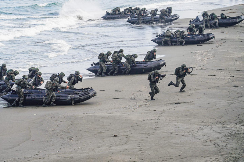 海軍陸戰隊兩棲基地期末鑑測，突擊艇登陸搶灘。   圖：翻攝中華民國海軍臉書